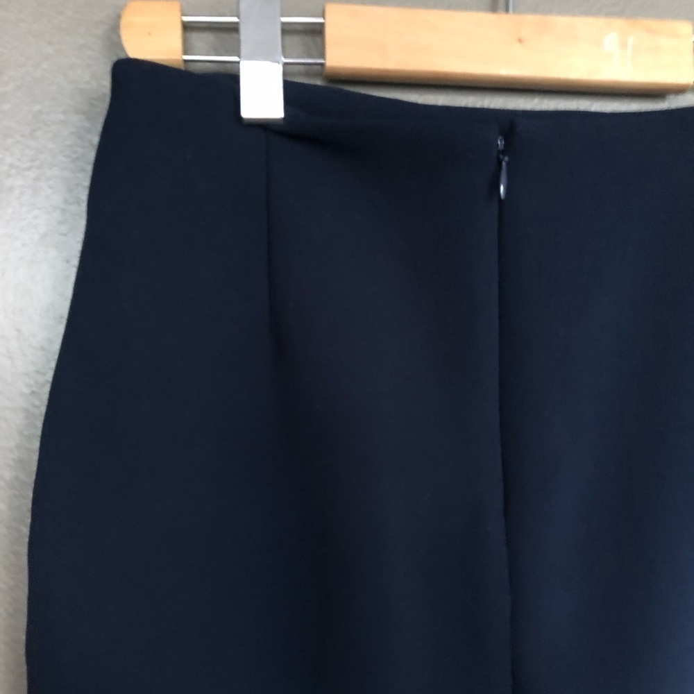 Navy blue Babaton skirt. - Picture 4 of 6